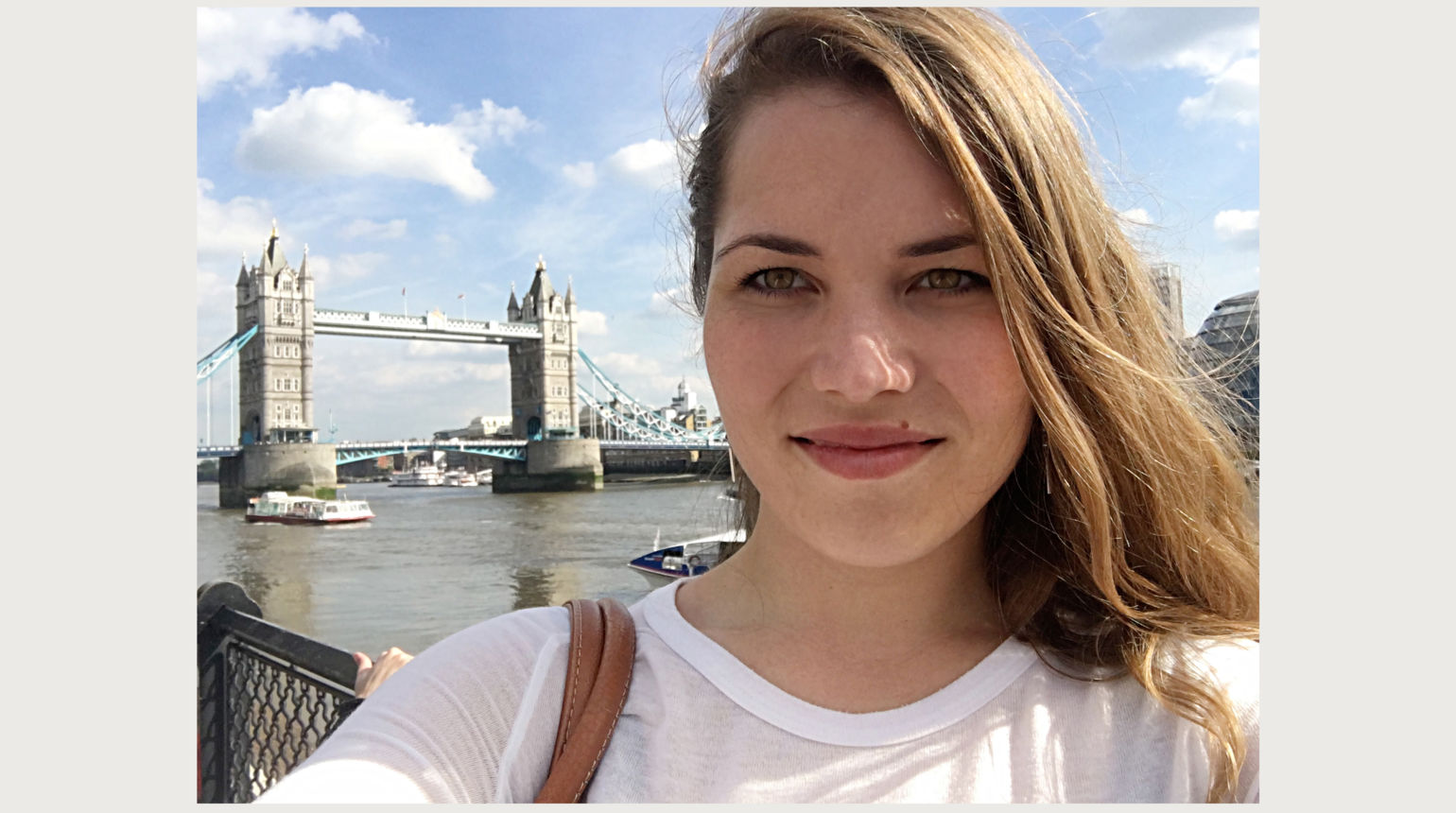 Marisa Hartelt in front of the Tower Bridge