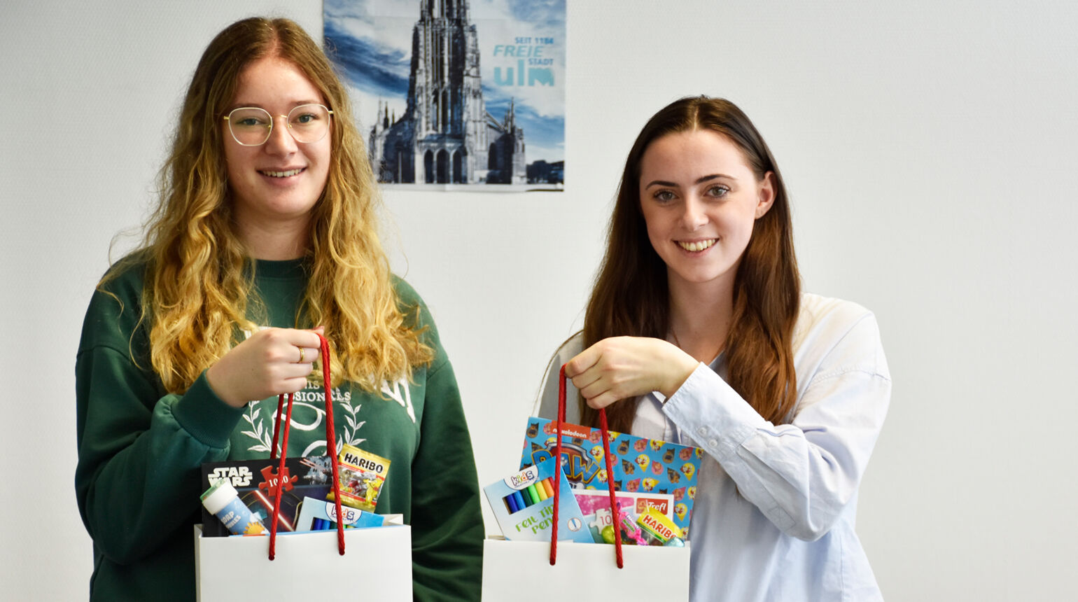 Annika Benzinger und Alexandra Neubert mit den Osternestern