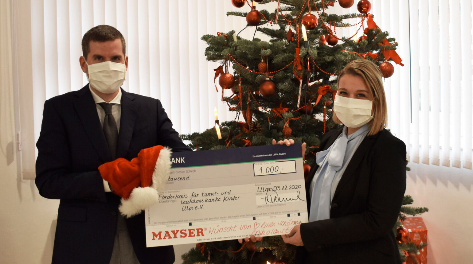 CEO Julius Rummel and Chairwoman of the works council Carla Herzberg with the symbolic donation cheque