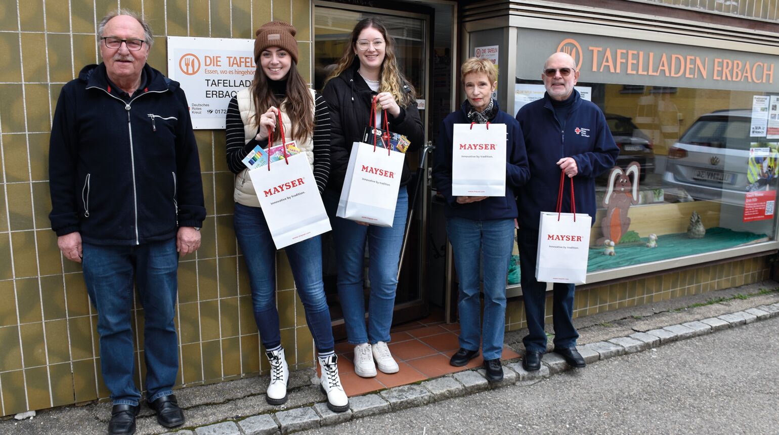 Übergabe der Osternester an die Tafel Erbach (v.l.n.r): Georg Hafner, Alexandra Neubert, Annika Benzinger, Petronilla und Franz Hermann