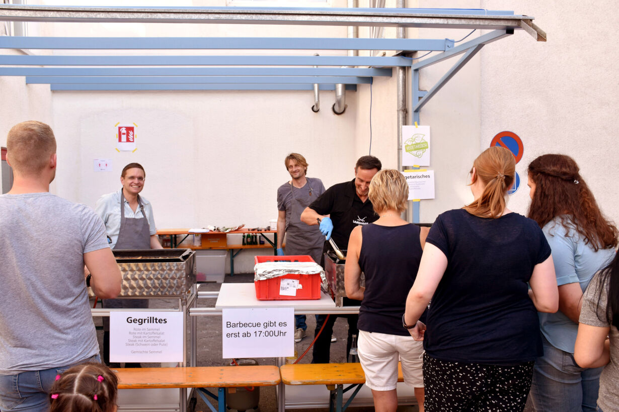 Die Mayser Geschäftsleitung grillte für die Mitarbeiter  Sommerfest 2018 Barbecue