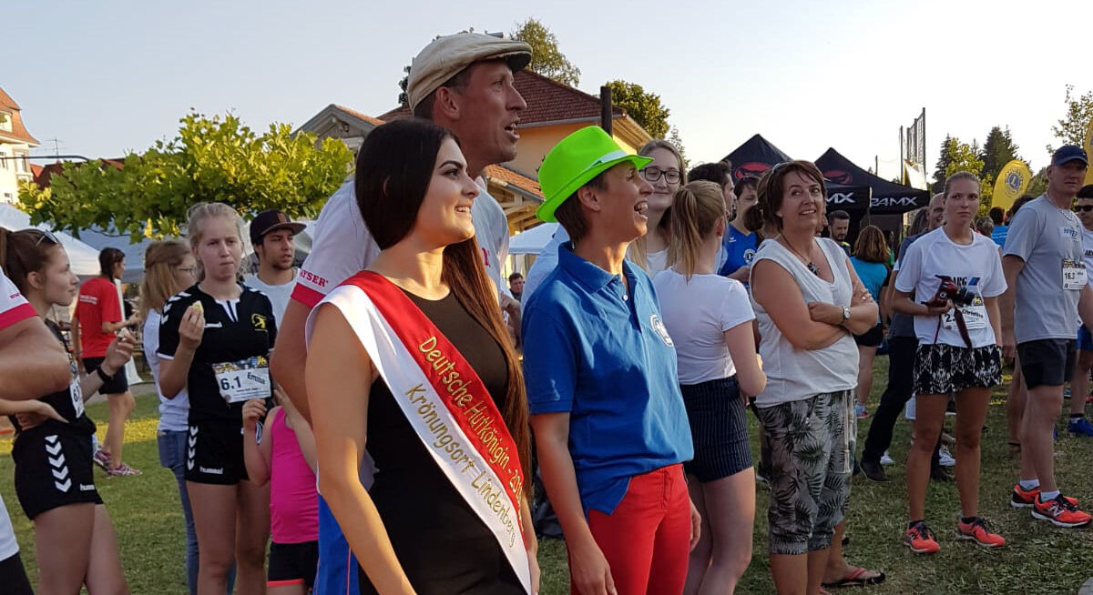Gruppenfoto mit Hutkönigin 03 Lionslauf 2018