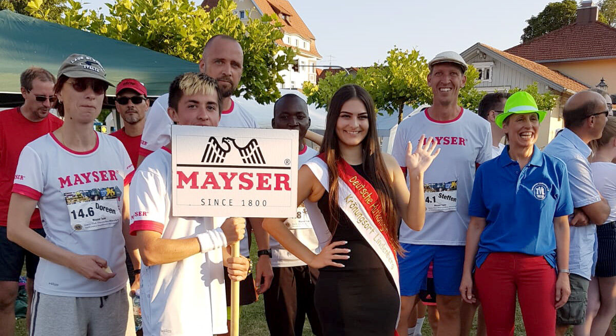 Anfeuernde Zuschauer mit Hutkönigin 02 Lionslauf 2018