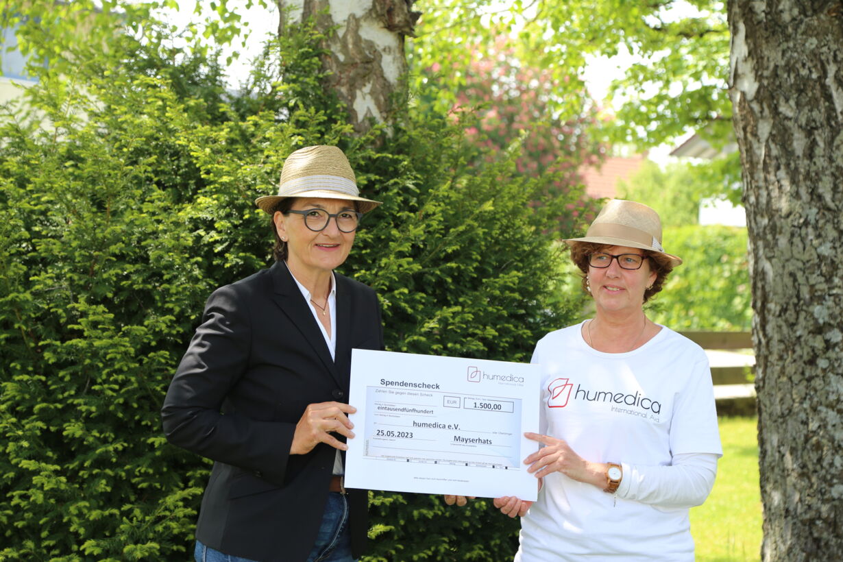 Petra Schleicher übergibt die Spende an Frau Engelhart von humedica IMG_2152