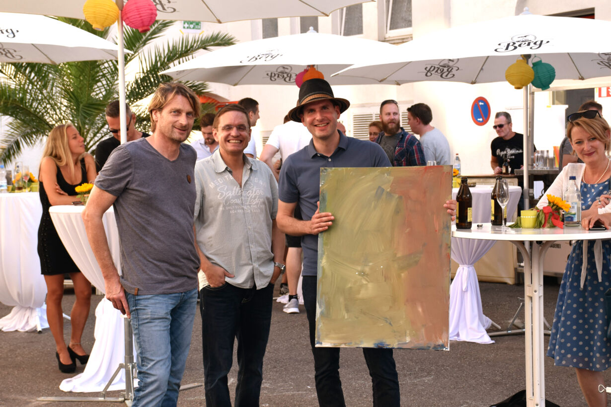 Herr Rummel präsentiert sein ersteigertes Bild. Sommerfest 2018 ersteigertes Bild