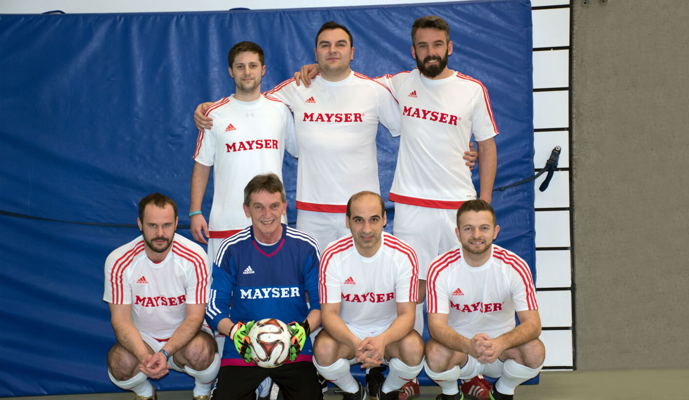 Fußballgruppe_kleiner_mit_Hintergrund